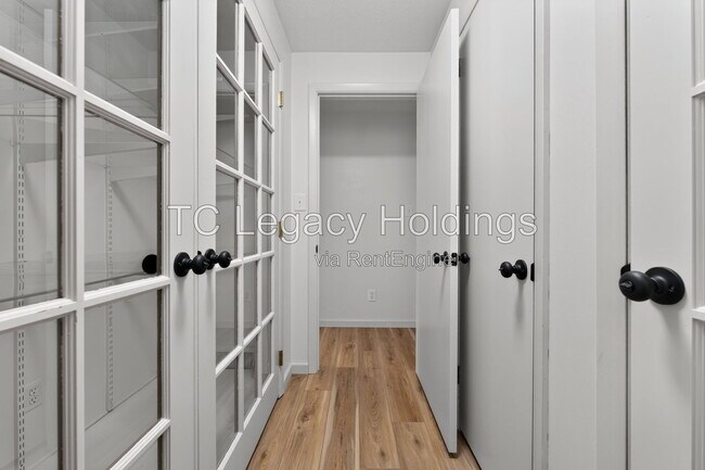 Building Photo - 729 Ridgeway Ave