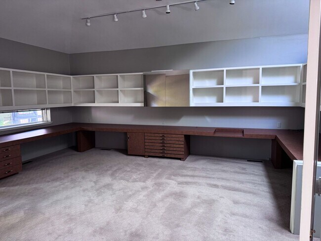 Building Photo - Historical Duplex - Spacious 3 Bedroom, 2.5 Bath Duplex with fenced in private patio.