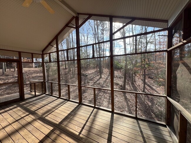 Building Photo - 303 Lake Pointe Dr