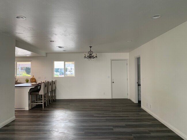 Building Photo - 611 E Del Mar Ave