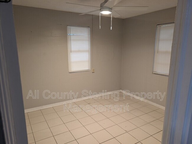 Building Photo - 521 SE 14th Terrace