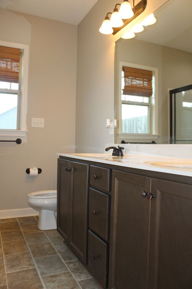Building Photo - 3 Bed/2 Bath Home - Desirable Planter's Ridge Subdivision/CBA Schools