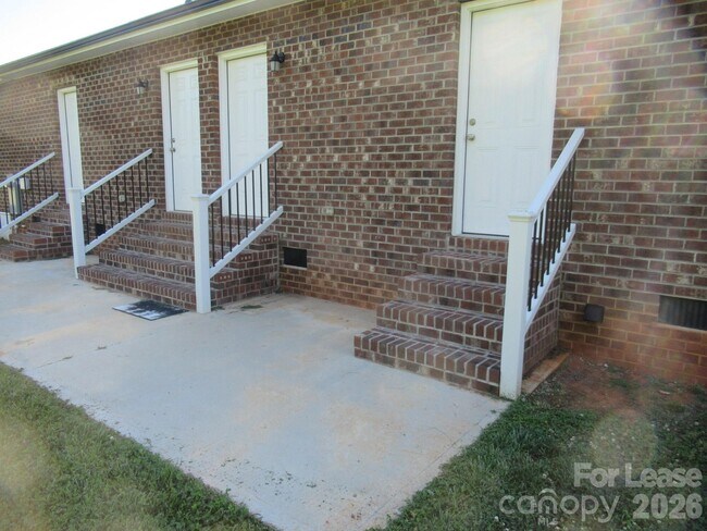Building Photo - 403 Northbrook III School Rd