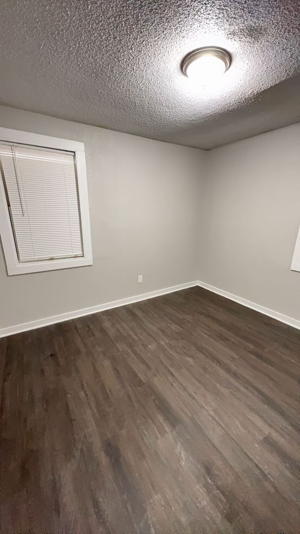 Building Photo - Spacious 4 bedroom 2 bath home - Open To Section 8