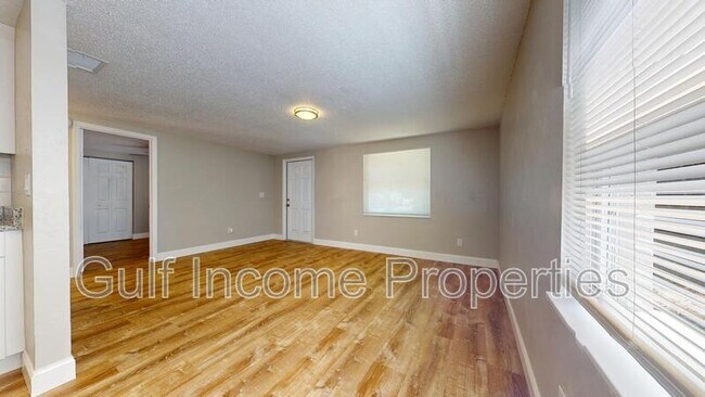 Building Photo - 2515 30th Ave Dr E