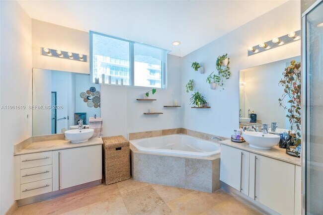 Building Photo - 700 NE 25th St