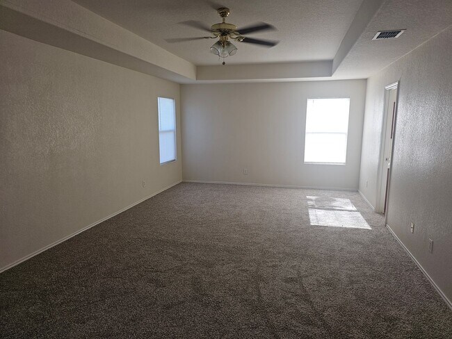 Building Photo - Huge House in a great area