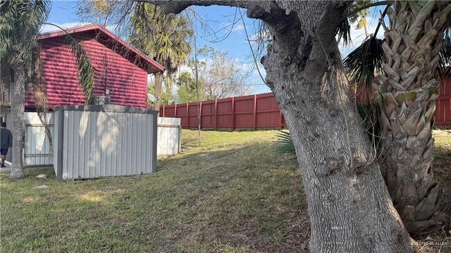 Building Photo - 8504 Lago Vista Dr