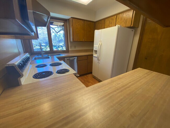 Building Photo - Rustic Charm Just North of Bend