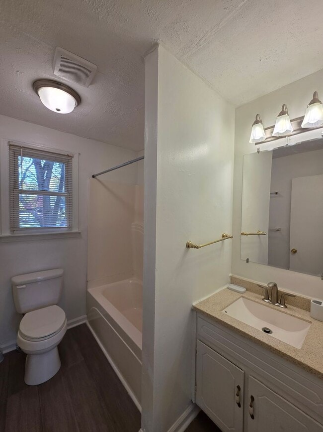 Building Photo - Charming 3-Bedroom Home with Spacious Back...