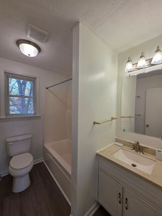 Building Photo - Charming 3-Bedroom Home with Spacious Backyard & Modern Amenities