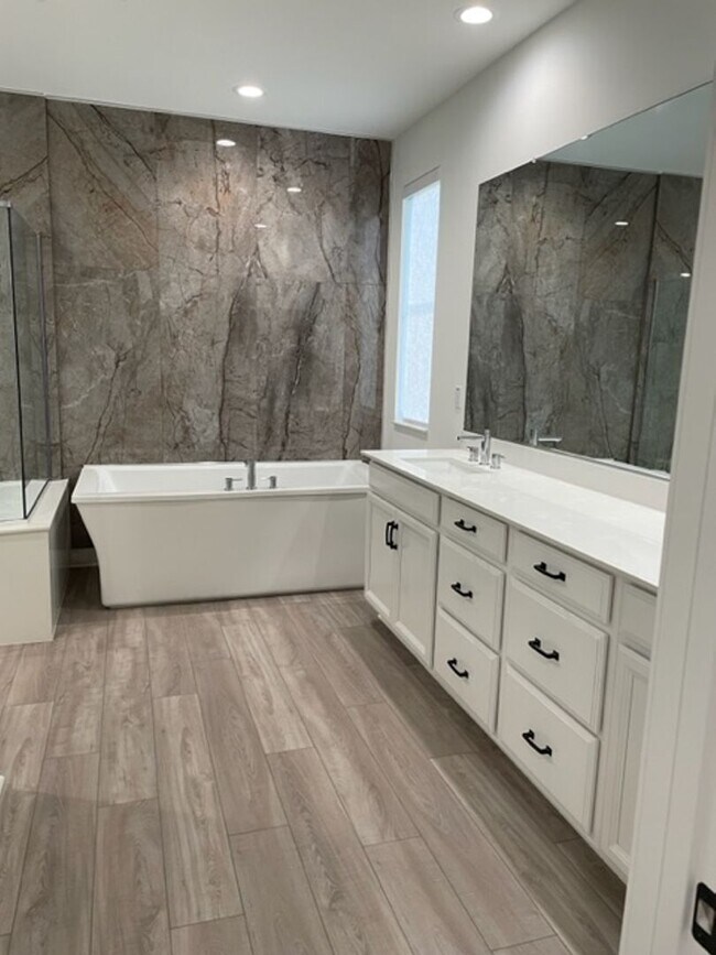 Building Photo - Stunning 3 bedroom 3 bath home in the Grea...