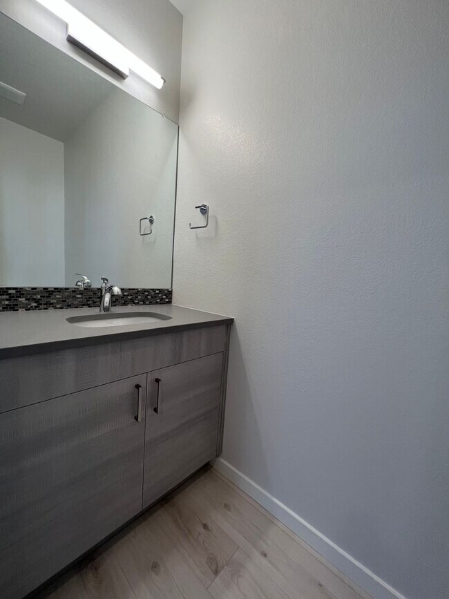 Building Photo - Modern 3B/4B Condo- Available June 10th