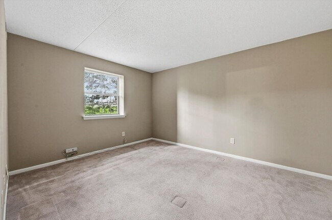 Building Photo - 2 Bedroom 1 Bathroom first floor Goshen Valley flat!