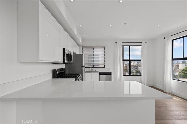 Building Photo - 8811 Burton Way