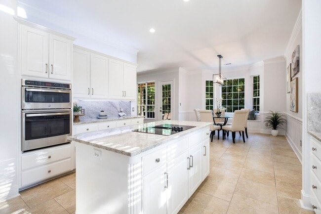 Building Photo - 5 Meadowbrook Cir