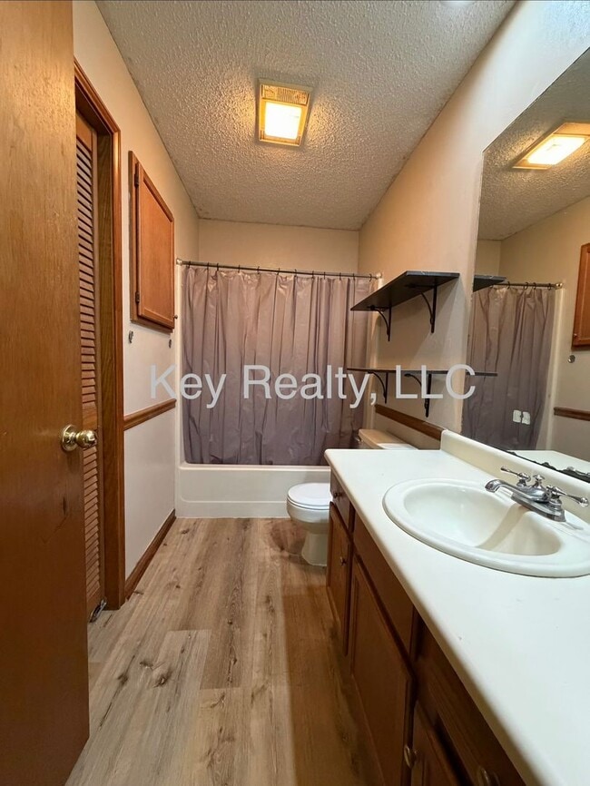 Building Photo - 108 Lake Dr