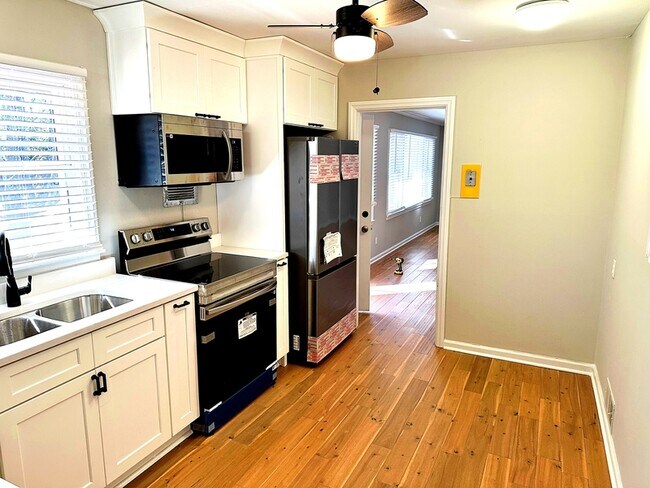 Building Photo - 2257 Collins Dr