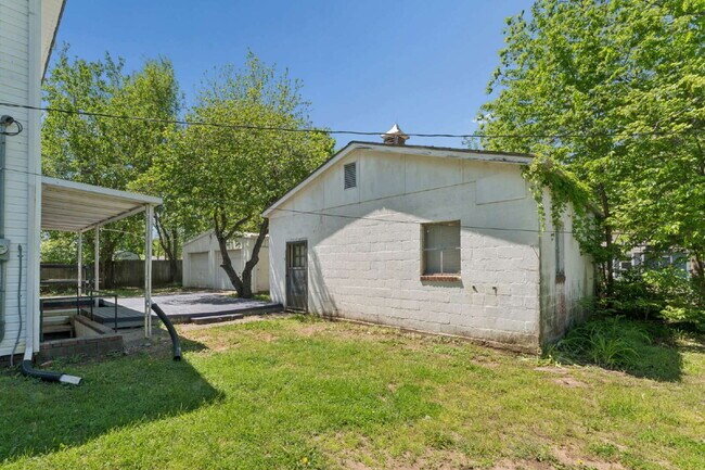 Building Photo - Welcome home to this stunning, light-filled rental that truly has it all! Featuring huge living s...