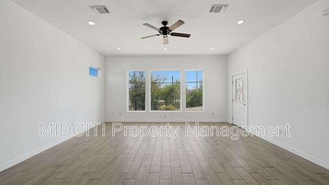 Building Photo - 895 E Mather St