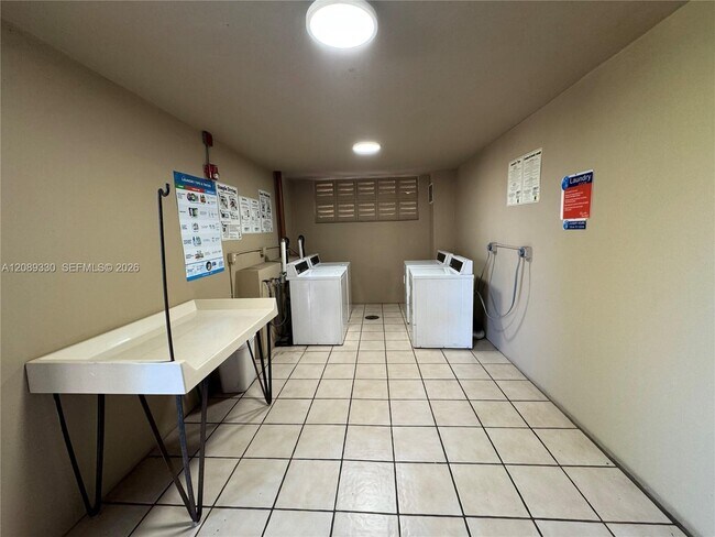 Building Photo - 10855 SW 112th Ave