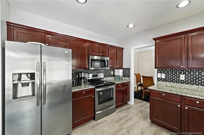 Building Photo - 728 NW Waterlily Pl
