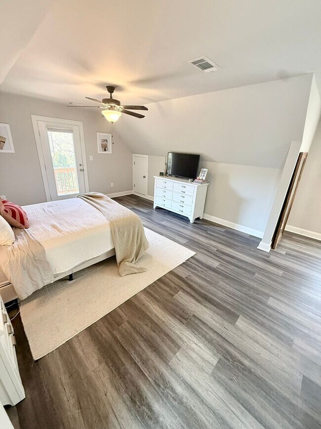 Building Photo - 4 BR/ 3.5 BA Home Located on MLK