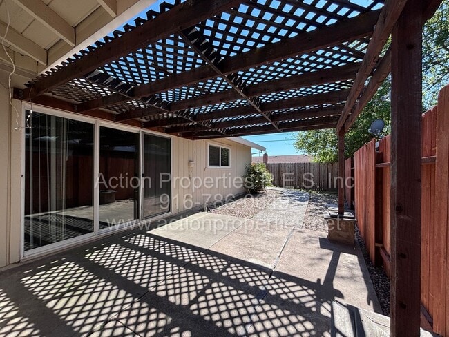 Building Photo - Updated 2 Bed, 2 Bath Duplex - 2 Car Garage - Two Large Patios - Close to Shopping, Restaurants, ...