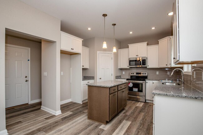 Building Photo - 685 Shaker Dr