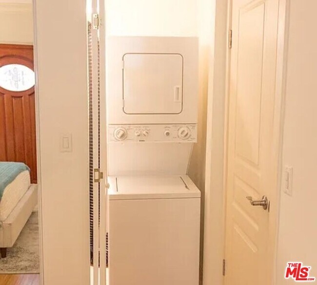 Building Photo - 1154 S Barrington Ave