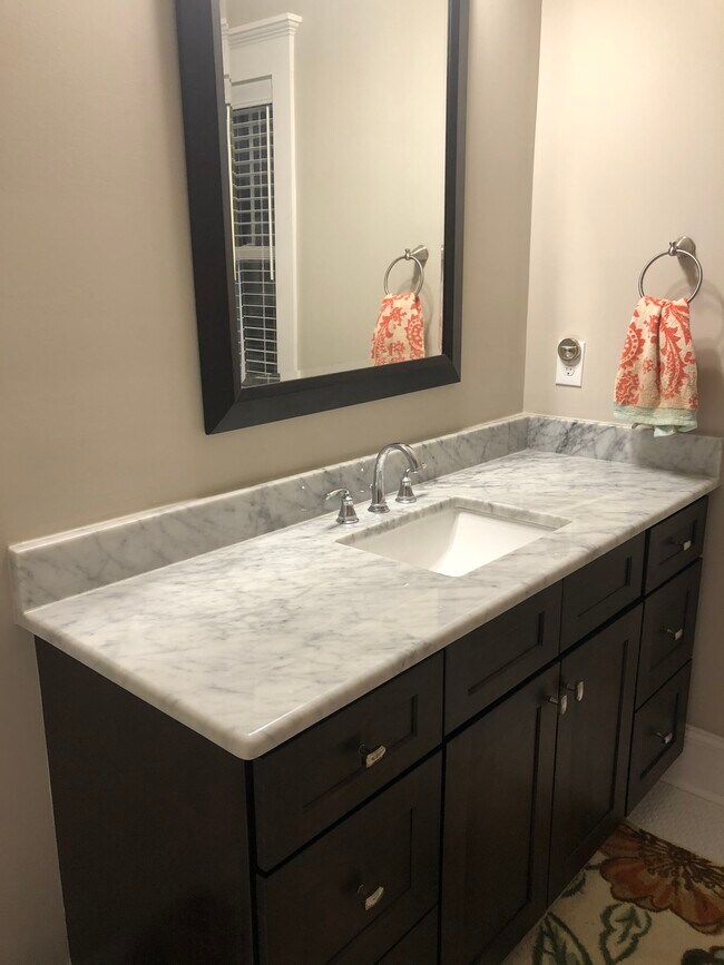 Building Photo - 1011 Everett Pl