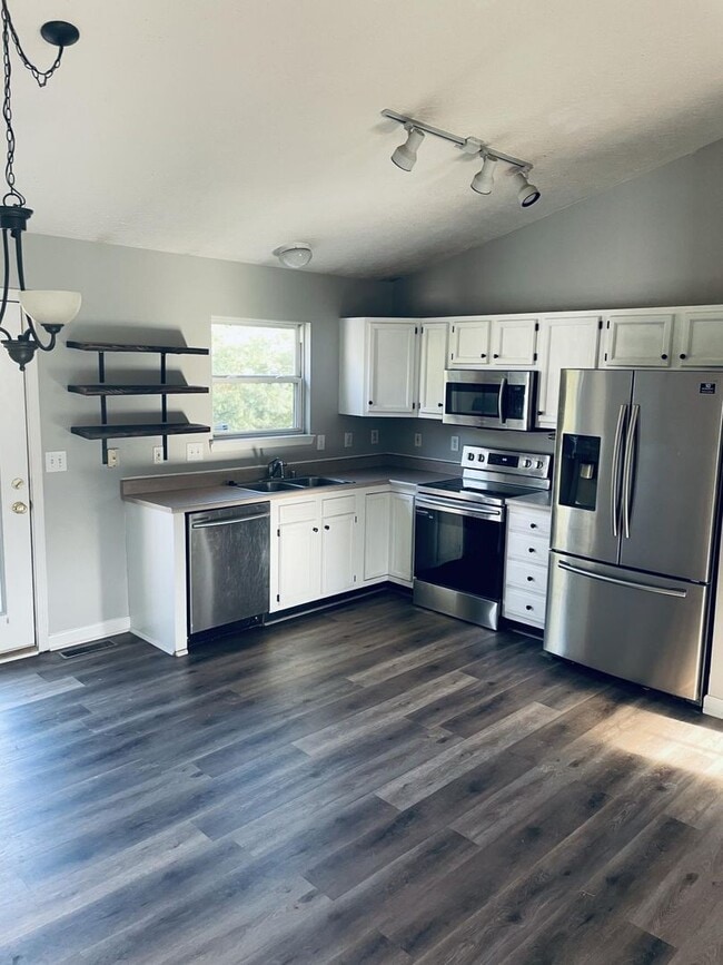 Building Photo - Beautiful 3 Bed, 3 Bath Home in Burlington – Finished Basement, 2-Car Garage & Fenced Yard!