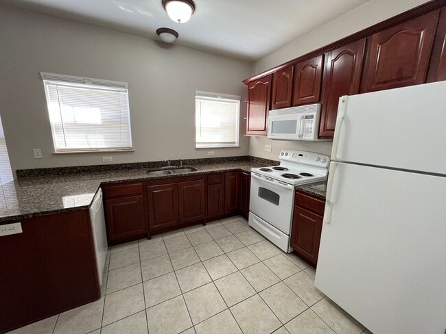 Building Photo - Pre-Leasing for 26/27 School Year