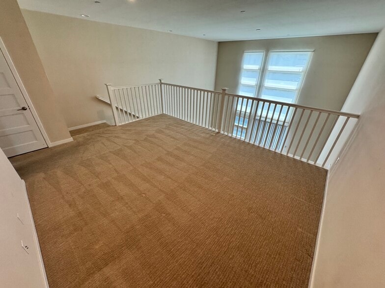 Building Photo - 1506 W Artesia Sq