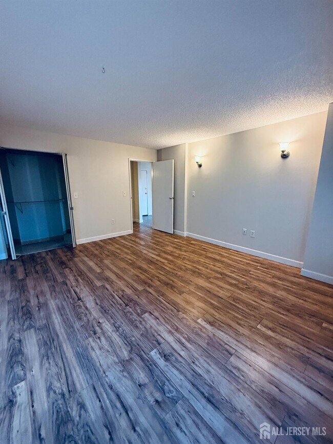 Building Photo - 10 N Wood Ave