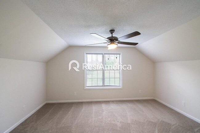 Building Photo - Newly Renovated 5/3 in Wonderful Bartlett ...