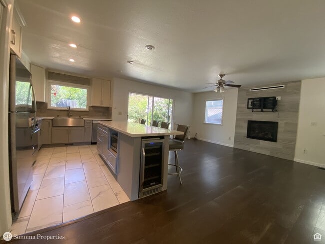 Building Photo - 3bd/2ba Single-Level Home - Close to Downt...