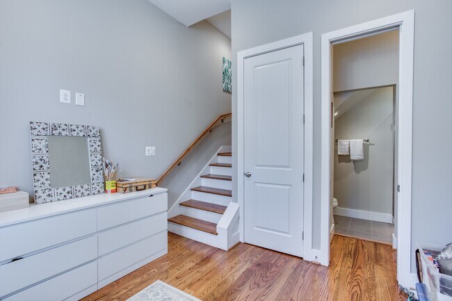 Building Photo - Marvelous Modern Mt Vernon Two-Bedroom!