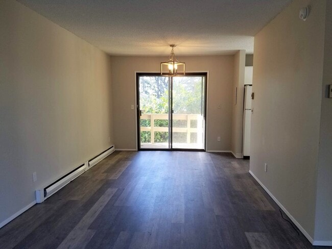 Building Photo - Large, Updated 2 Bedroom, 1.5 bath Townouse in Lovely Multnomah Village