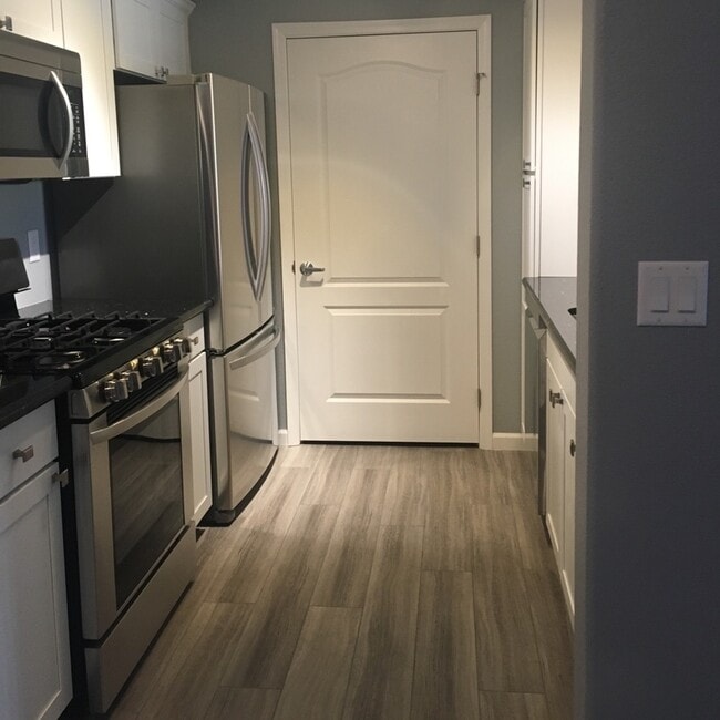 Building Photo - Stylish Upgraded One-Bedroom Condo in a Gated Community!