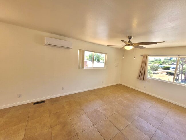 Building Photo - 1550 Encino Dr