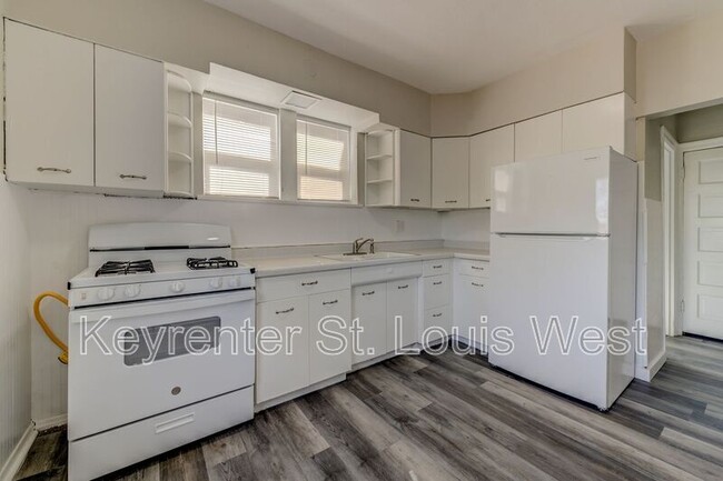 Building Photo - 3953 Tholozan Ave