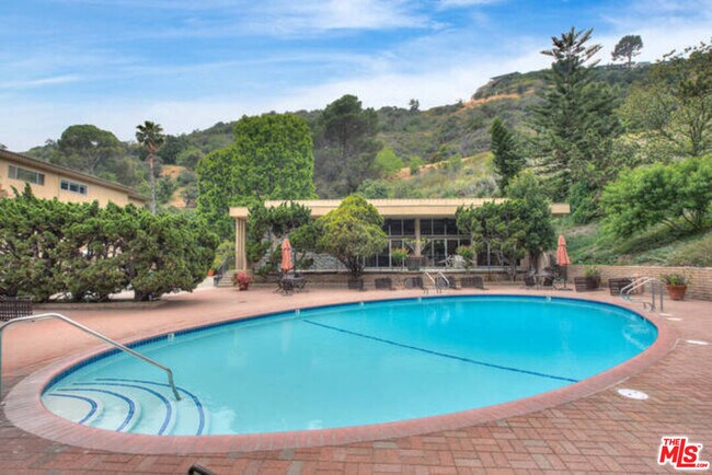 Building Photo - 6752 Hillpark Dr