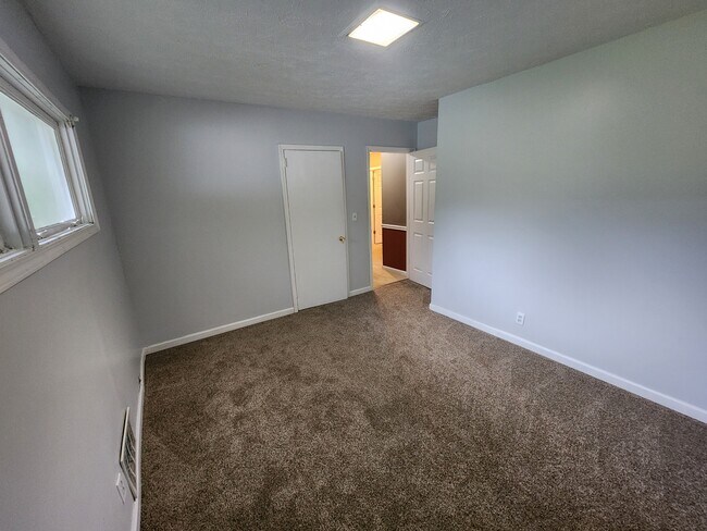 Building Photo - 4001 Calhoun Dr