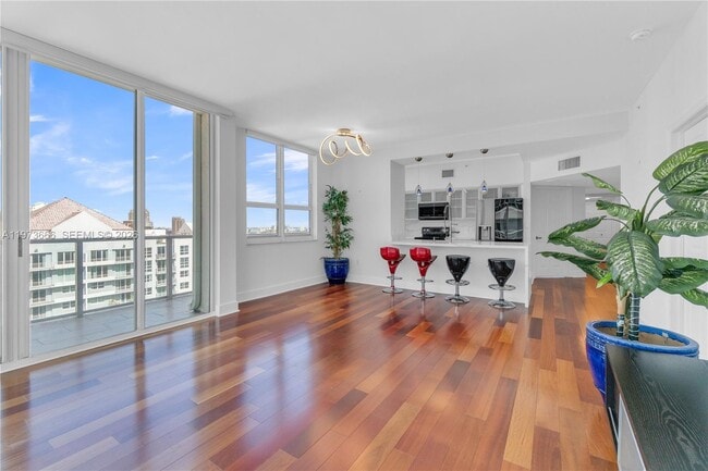 Building Photo - 1155 Brickell Bay Dr