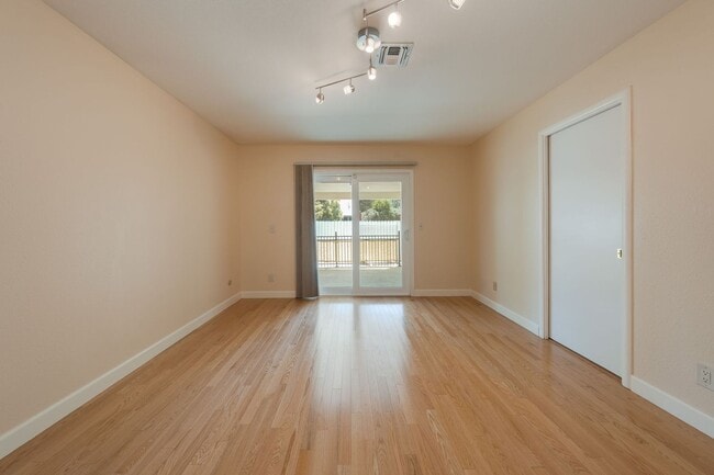 Building Photo - Charming 3 Bedroom Single-Story with Firep...
