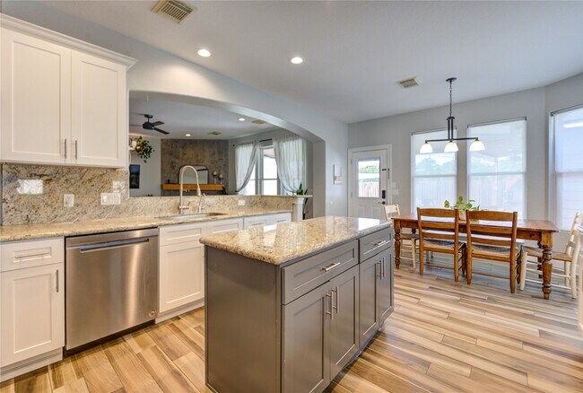 Building Photo - 6206 Clear Canyon Dr