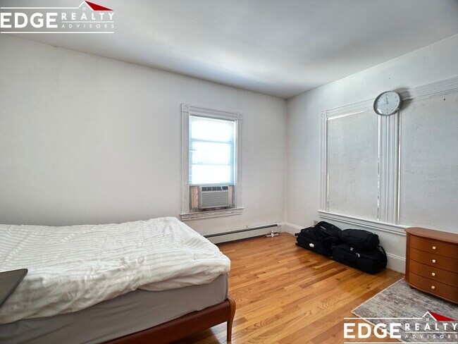 Building Photo - 287 Market St