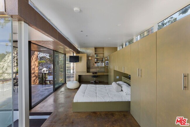 Building Photo - 615 Woodlawn Ave