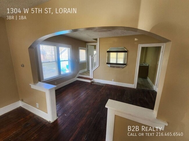 Building Photo - 1304 W 5th St